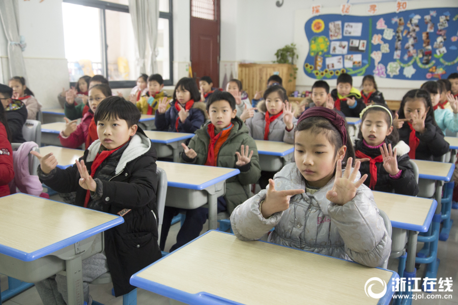 杭州一小学做手指操 家长惊叹神技能学不会