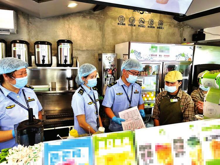 南宁市青秀区市场监管局：检查网红奶茶店 护航“舌尖上的安全”