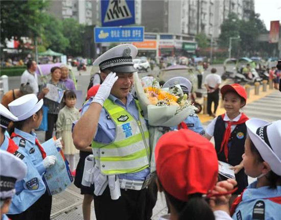 【法制安全】重慶榮昌民警范學進站好最後一班崗