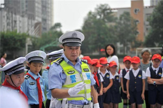 【法制安全】重慶榮昌民警范學進站好最後一班崗