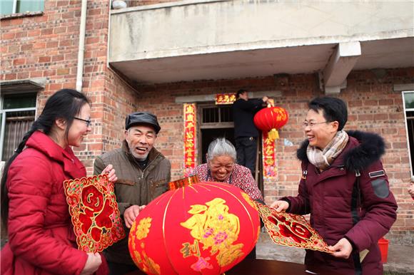 【區縣聯動】【永川】永川：挂燈籠貼春聯 送溫暖獻愛心【區縣聯動 列表】永川：挂燈籠貼春聯 送溫暖獻愛心