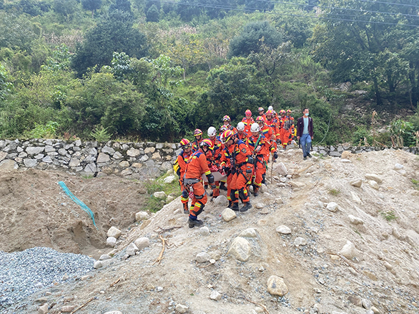 消防接力奋战11小时 八旬老人成功获救_fororder_消防救援人员用担架抬送老人