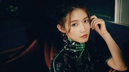 苏青新写真曝光 身穿复古流苏墨绿旗袍尽显温婉