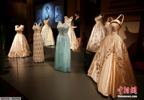 时装王朝：英国白金汉宫展出80多套女王服饰(图)