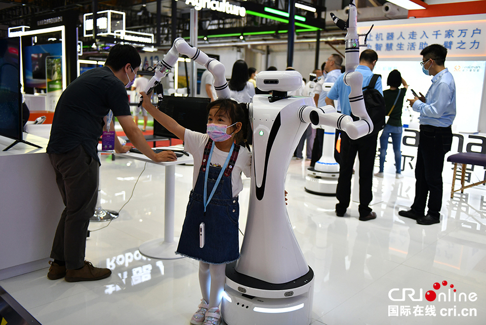 2022世界机器人大会开幕 500余款“高精尖”机器人同场“炫技”_fororder_7.JPG