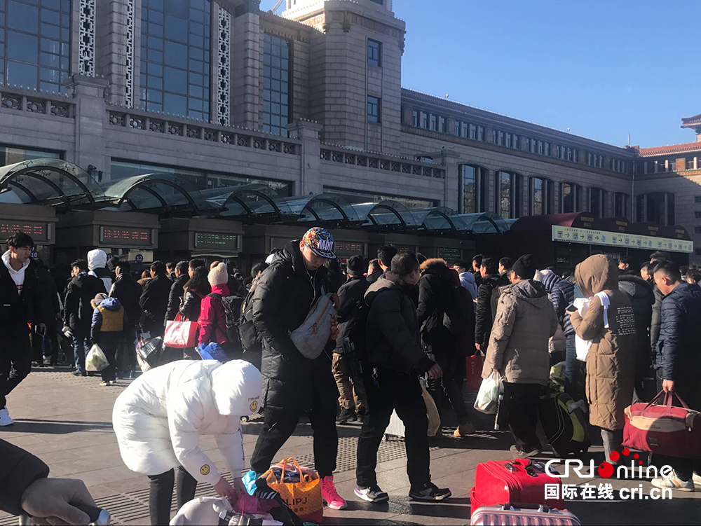 北京站外也是一片繁忙的景象_fororder_QQ图片20180207095927