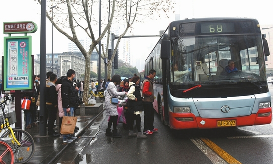 成都人排队赶公交 温暖了整个冬