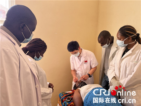 中国医生为津巴布韦培养本土针灸人才_fororder___172.100.100.3_temp_9500033_1_9500033_1_1_687ccd83-b6a6-4afc-b176-c61ee41ed22b