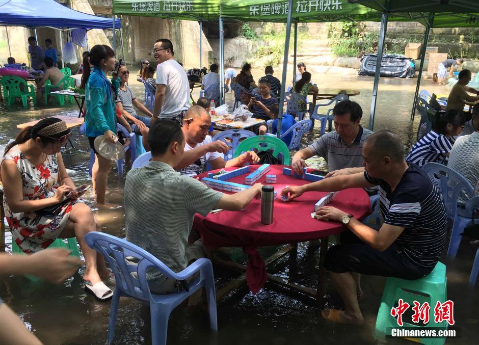 重慶局地氣溫超40℃ 民眾水中打牌吃飯消暑納涼