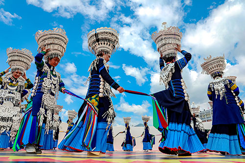 镜头下的大凉山｜凉山州成立70周年县市风采——布拖县_fororder_布拖民族文化内涵丰厚，以火把节、彝族年为核心的彝族阿都文化保留完整。布拖有“彝族银饰之乡”的美称，图为彝族姑娘展示漂亮的彝族银饰。林嘉岷摄