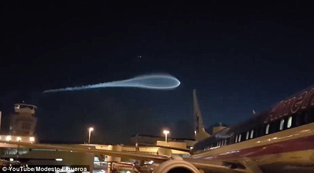 美國邁阿密機場驚現超大UFO 險撞飛機