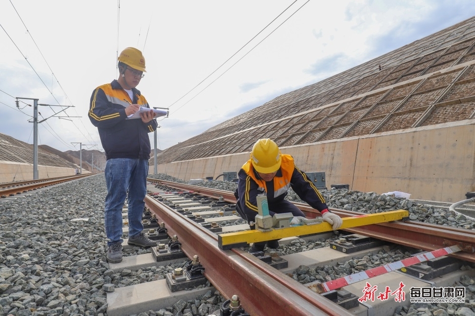 中蘭鐵路開通在即!蘭州鐵路局查驗全線接觸網設備_fororder_4