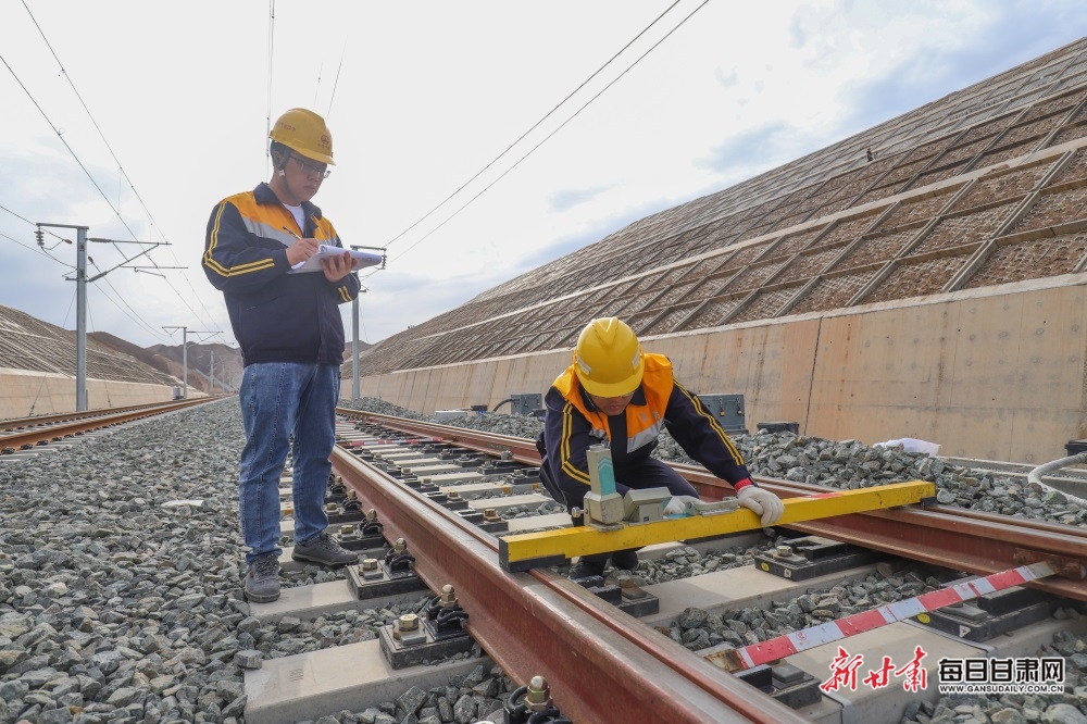 中兰铁路开通在即!兰州铁路局查验全线接触网设备_fororder_4