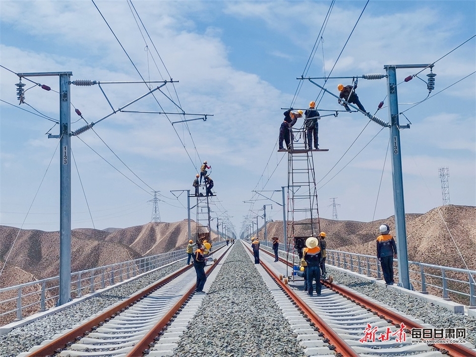 中蘭鐵路開通在即!蘭州鐵路局查驗全線接觸網設備_fororder_2