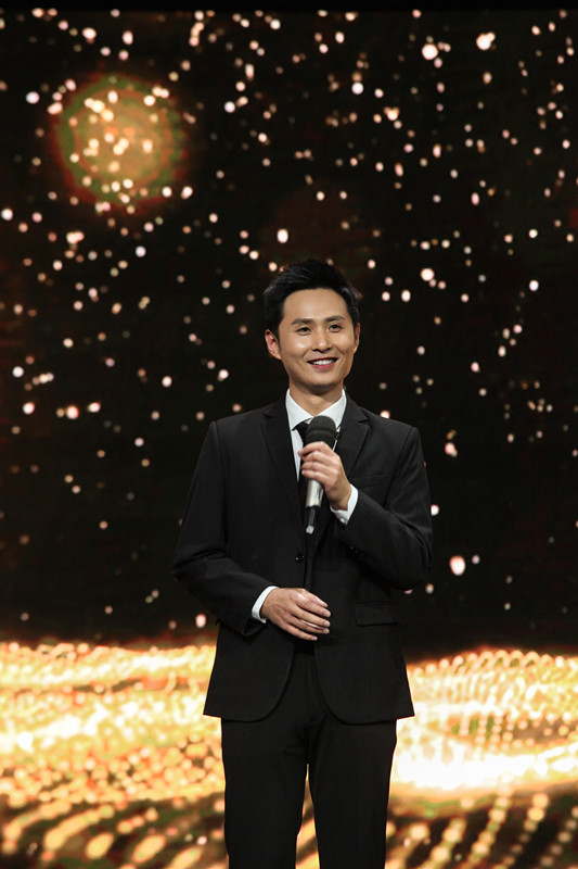 娱乐 滚动 >>正文     专业配音演员边江在节目中配音《指环王》的