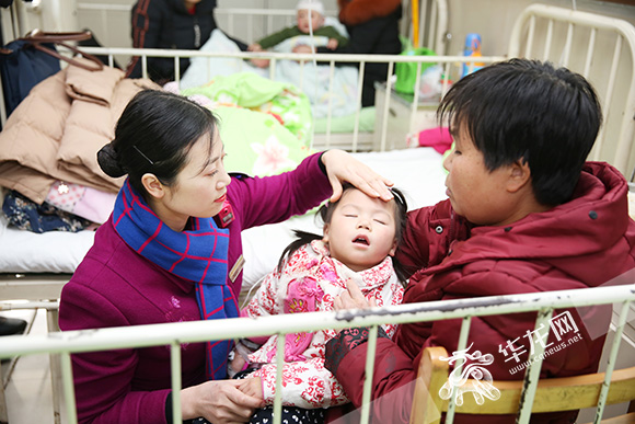 【媒体走基层专题 图片新闻】重庆版《三分钟》温暖上演 列车长背后是责任与爱的坚守