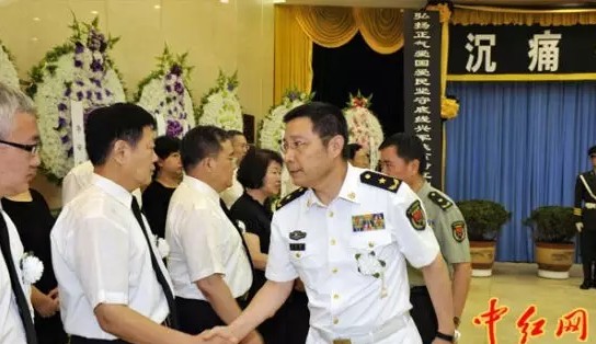 冯丹宇参加张震将军之子张宁阳的遗体告别仪式近日,解放军迎来一轮