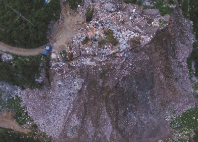 北京房山一景区边堆出垃圾山 官方称属正规堆放点