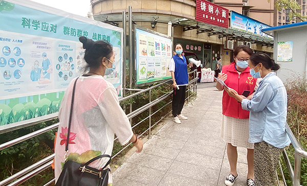 自贡市社区干部协力筑牢“防疫墙” 坚决守住最后一道战“疫”防线_fororder_3大安区沙鱼坝社区居委会副主任冷静（右二）开展疫情防控政策宣传