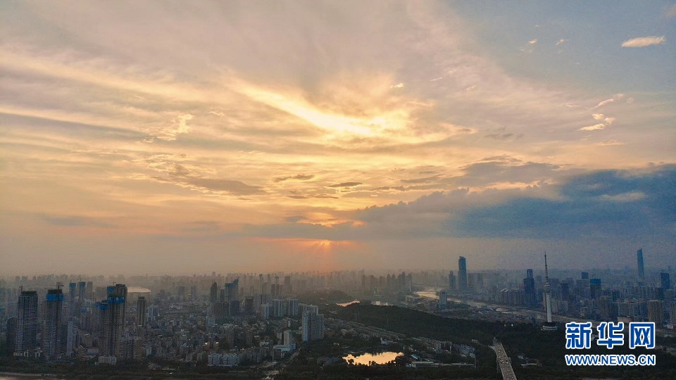 落日余晖下的江城武汉