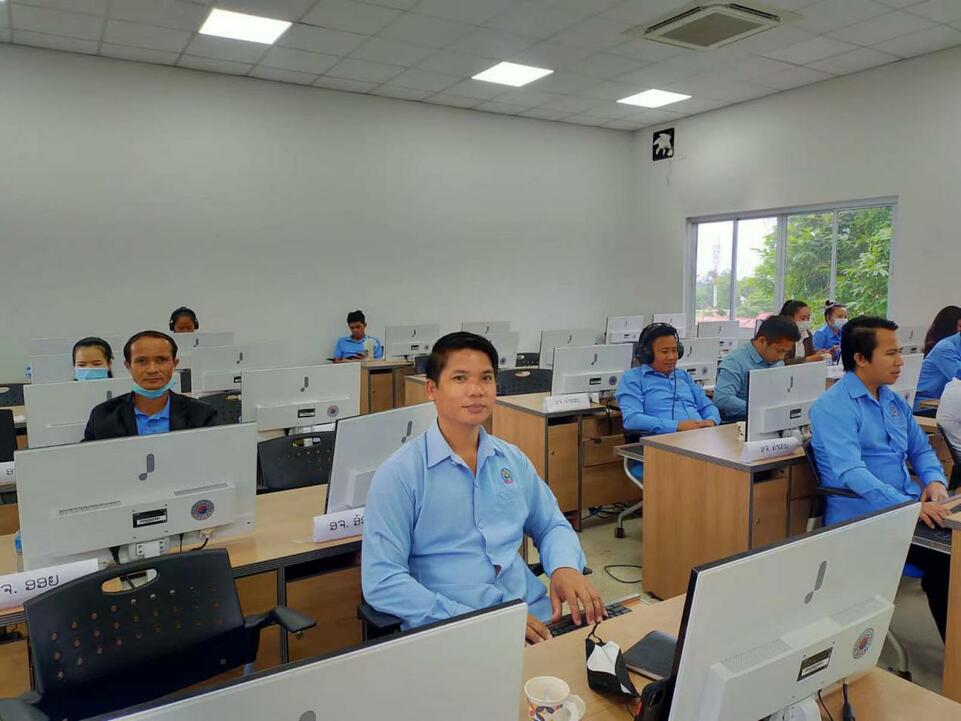 昆明首次为老挝籍教师颁发“高级工证”_fororder_11
