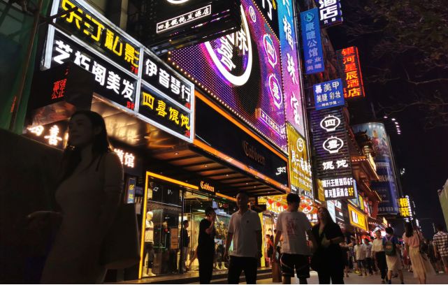 “夜经济”火遍南北！“不夜城”长沙酝酿升级版