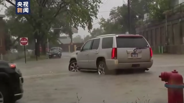 美国芝加哥遭暴雨侵袭 引发内涝