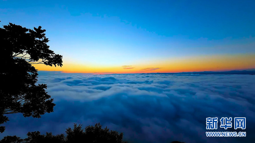 本溪五女山：日出霞光傾瀉 雲海美如仙境