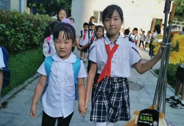 开学第一天：沈阳市南京一校长白一分校老师手持玩偶迎接新生