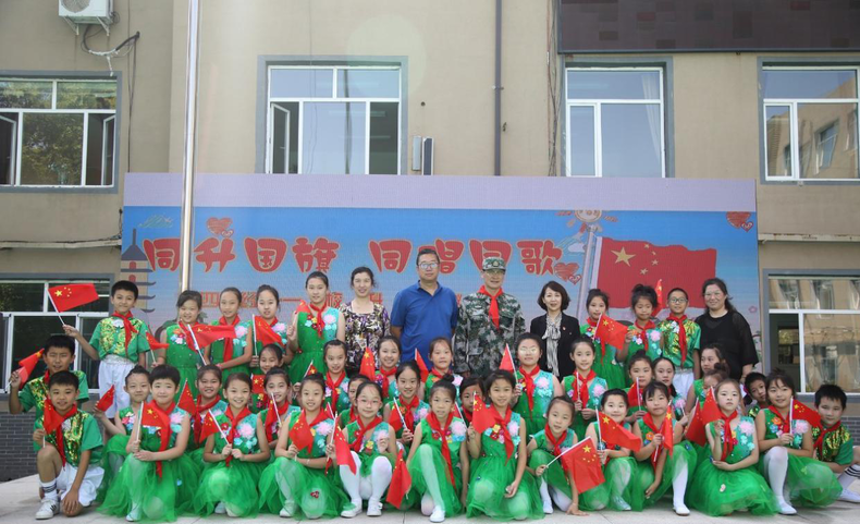 开学第一天：沈阳市和平区五万师生“同升国旗 共唱国歌”