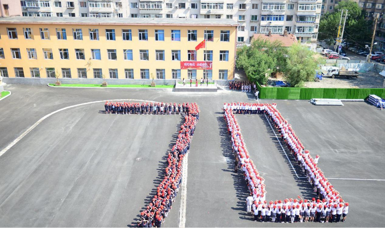 开学第一天：沈阳市和平区五万师生“同升国旗 共唱国歌”