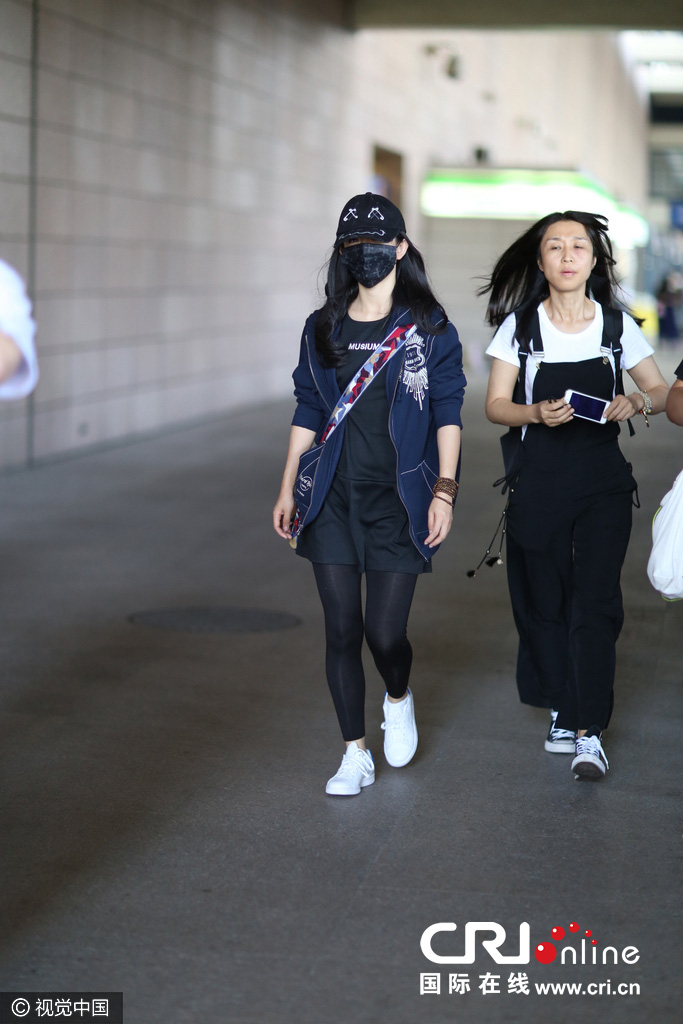 谢娜张杰情侣黑遮面同框回国全程低头无交流