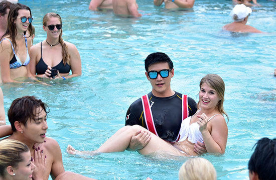 陆毅泡温泉肩扛外国美女 一言不合就公主抱_娱乐_腾讯网