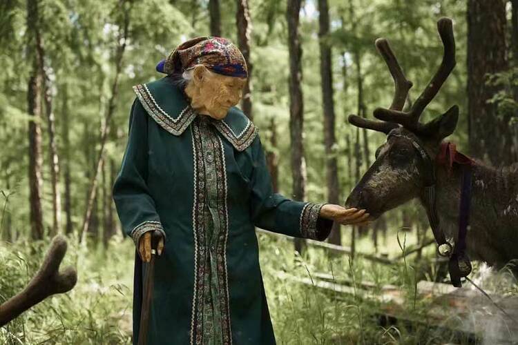 《额尔古纳河右岸》主人公原型玛丽亚·索在驯鹿身边去世 享年101岁_fororder_1