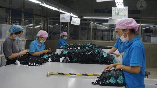 【原创】【乡村振兴看河南】濮阳市台前县：车间开到家门口 村民变身“上班族”_fororder_图片9