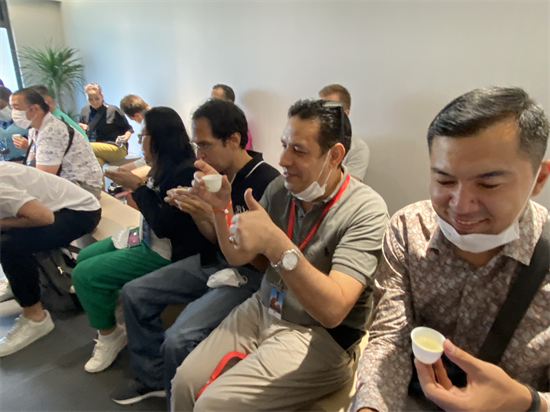 外媒记者点赞沈阳，传播沈阳_fororder_外媒记者们品茶后，为茶的味道点赞 摄影 袁媛