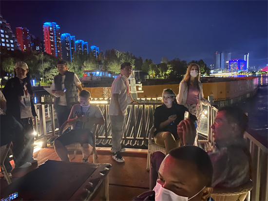 外媒记者点赞沈阳，传播沈阳_fororder_外媒记者们在惬意的晚风中缓解疲惫 摄影 袁媛