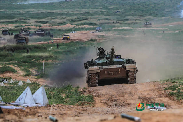 朱日和演习陆军铁流霸气十足(组图)