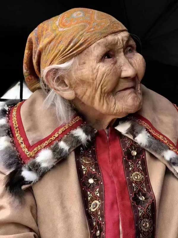 《额尔古纳河右岸》主人公原型玛丽亚·索在驯鹿身边去世 享年101岁_fororder_9