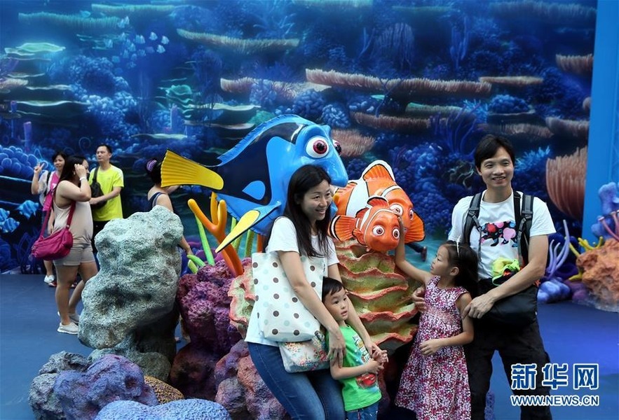 7月24日，人们在香港时代广场参观海底3D模型展览。新华社记者　李鹏　摄
