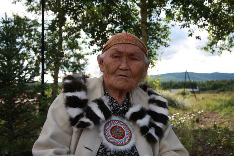 《额尔古纳河右岸》主人公原型玛丽亚·索在驯鹿身边去世 享年101岁_fororder_4