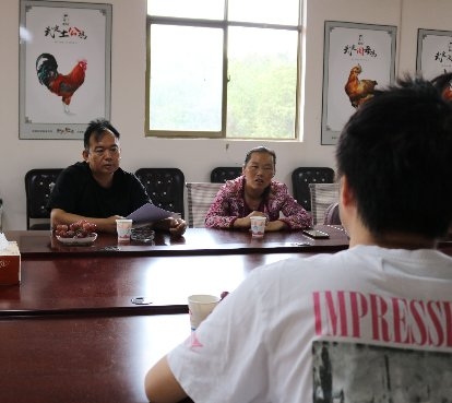 深入鸡场调研 推动当地农产品品牌化