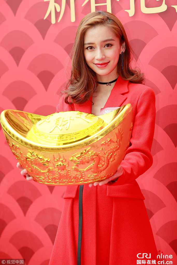 baby抱金元宝送喜气 遭"财神爷"熊抱