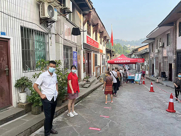 自贡：守一份责 护一座城 贡井区构筑疫情防控“铜墙铁壁”_fororder_4贡井街道开展新冠肺炎疫情防控应急处置演练