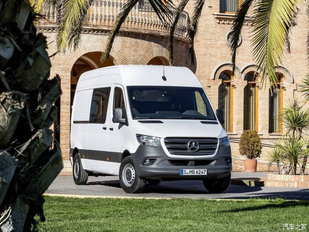 实用性更强 奔驰全新一代Sprinter首发