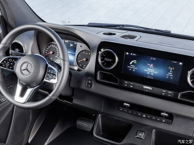 实用性更强 奔驰全新一代Sprinter首发