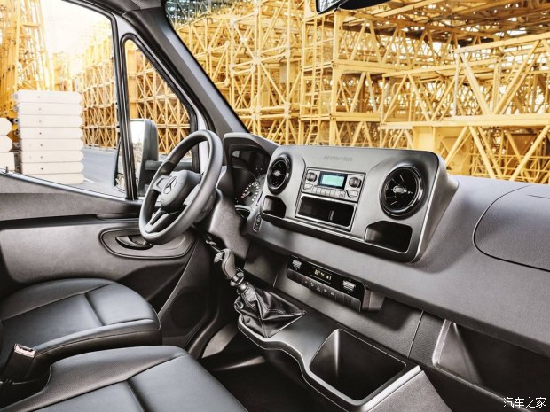 实用性更强 奔驰全新一代Sprinter首发