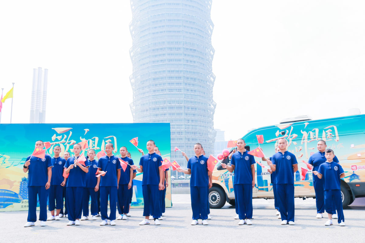 9月4日，“歌唱祖国·一首歌一座城”音乐大篷车驶入河南郑州郑东新区CBD郑州国际会展中心现场，共同唱响《歌唱祖国》。_fororder_bl
