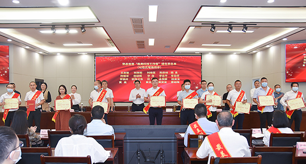 自贡市荣县向10名“最美科技工作者”颁发证书_fororder_2颁奖现场