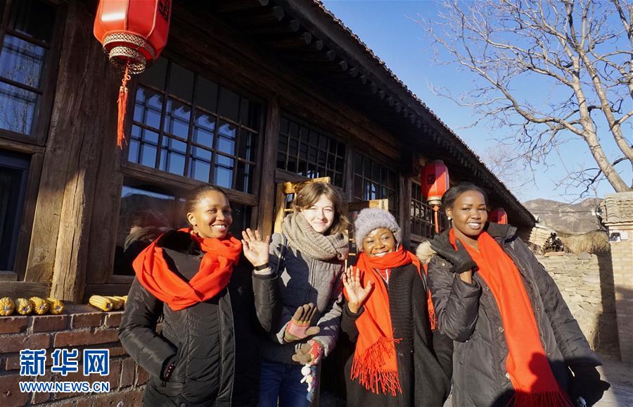 北京：外國人山村迎春節